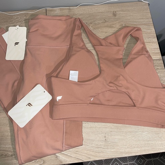 Fabletics workout set - Picture 2 of 3